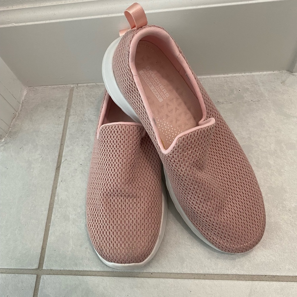Lightly worn Skechers Goga Mat Sneakers